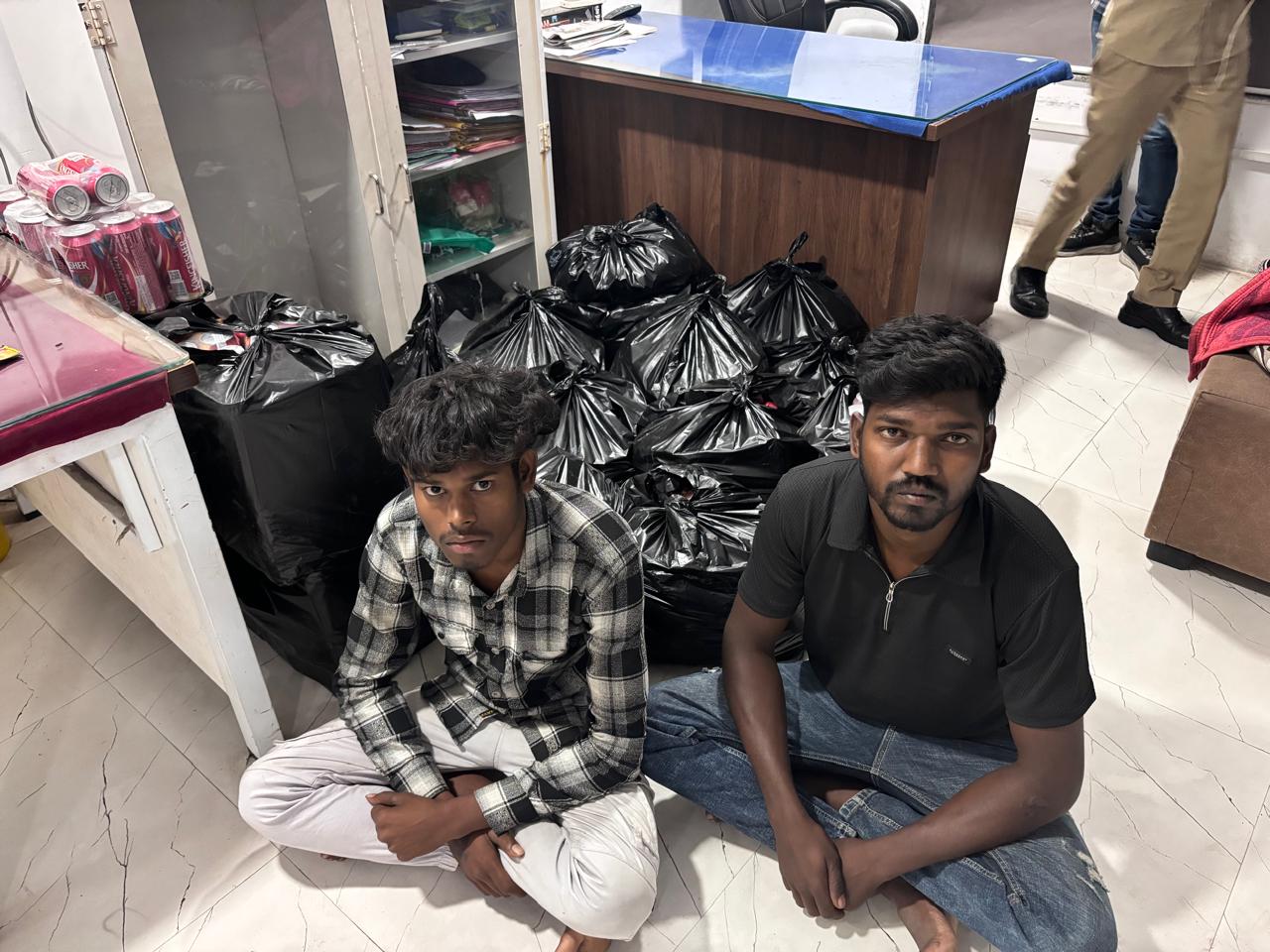 એલ સી બી પોલીસ ની મોટી સફરતા ૨ ઈસમો ને વિદેશી દારૂ ના જઠ્ઠા સાથે ઝડપી પાડ્યા વડોદરા